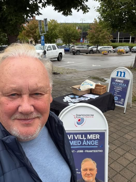 Hans-Erik Beck vid Moderaternas bord på torget i Ånge den 19 augusti 2026
